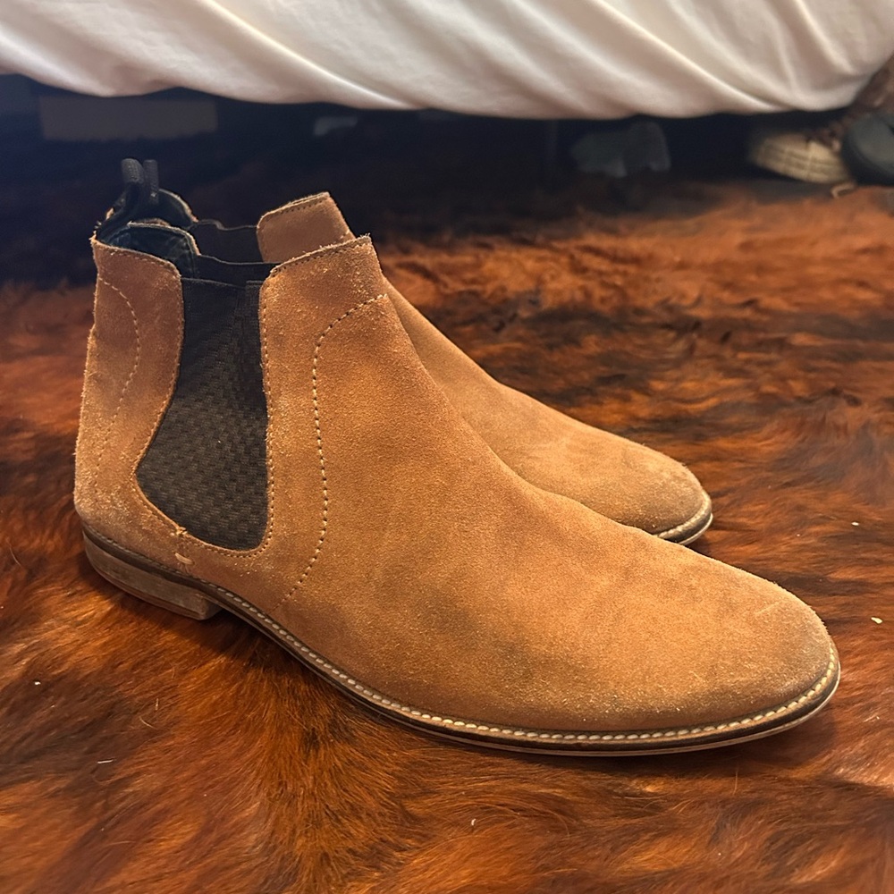 Suede tan beige color Chelsea boot. Size 10.5, used condition. Very comfortable.